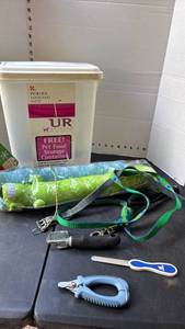 lot 2129 image: Storage Container and Accessories for pet