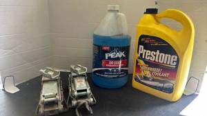 lot 2214 image: Prestone Extended Life Antifreeze Coolant 1 Gal & Peak De-Icer Windshield Wash 1 Gal  2 Scissor Jacks
