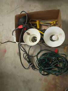 lot 2307 image: 3 Clamp Lights and 2 Extension Cords