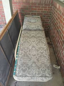 lot 3001 image: Lounger with Cushion