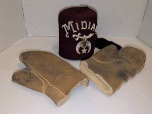 lot 1002 image: Shriners Masonic Cap with Gloves and Pouch