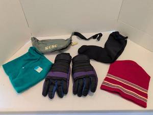 lot 1015 image: Winter Accessories Lot Gloves Beanie Waist Bag Socks 6 Pieces
