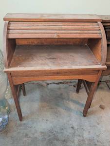 lot 1107 image: Eastman Line Childrens Furniture Rolltop Desk with Compartments