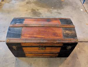 lot 1116 image: Dome-Top Steamer Trunk with Wood Slats and Metal Hardware 32x19x17
