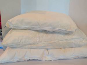 lot 1119 image: Pillows 2 standard 1 king qty 3