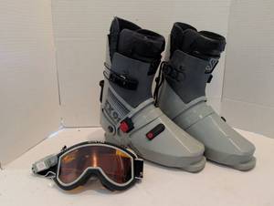 lot 1201 image: Salomon Ski Boots and Smith Goggle Set