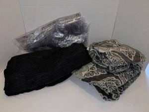 lot 1204 image: Towels and shower curtain set