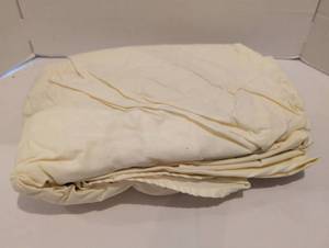 lot 1206 image: Bed Sheet Set Light Yellow Flat and Fitted Sheets 2-Piece possibly full sized