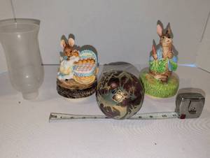 lot 1312 image: Lot 3 Painted Ceramic Figurines Mouse Family Rabbit Decorative Objects and Karg glass ornament