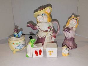 lot 1315 image: Miss Piggy Ceramic Figurine Collection 6 Pieces Pitcher Sugar Bowl and salt and pepper. Some damage