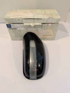 lot 1333 image: Mercedes-Benz W220 S-Class side mirror housing cover