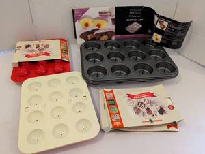 lot 1342 image: Chicago Metallic Surprise Pan 12-Cup Cupcake Baking Set with Instructions and more