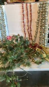 lot 1404 image: Christmas decor