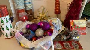 lot 1405 image: Christmas decor