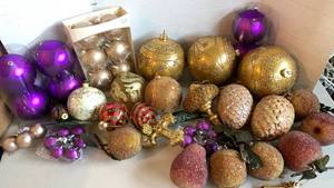 lot 1500 image: Christmas ornaments and decor