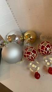 lot 1511 image: Assorted Holiday large Ornaments
