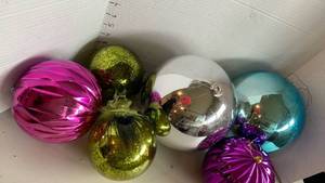 lot 1522 image: Assorted Christmas Ornaments