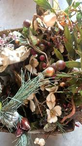lot 1527 image: Christmas pick decor