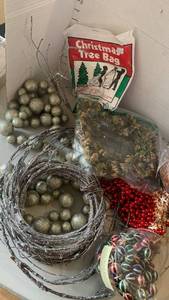 lot 1540 image: Christmas decor