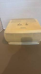 lot 1600 image: Holmes Air PurifierIonizer with Power Cord