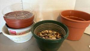 lot 1630 image: Miscellaneous pots