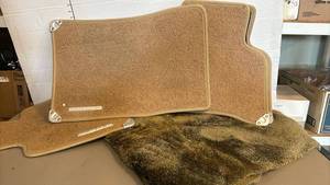 lot 1640 image: Range Rover Floor Mat Set and brown rug
