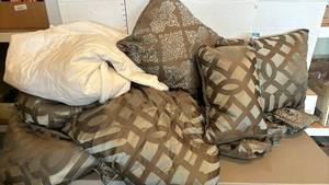 lot 1648 image: Queen size comforter with four throw pillows and a full size mattress pad