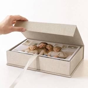 lot 437 image: Hiwhy Photo Storage Box 5x7, Linen Photo Box, Memory Box to Store Photos, Certificates, Scrapbooking Supplies, Keepsakes and Jewelry, Connected Lid Stackable Household Organizer Box Beige - Retail $9