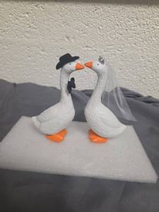 lot 598 image: SUTIMAS Fun Wedding Cake Toppers Unique Goose Cake Toppers, Couples Wedding Cake Decorations, Cool and Fun Wedding Cake Topper��Bride and Groom Engagement Anniversary - Retail $24