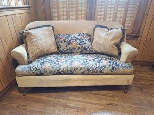 lot 1 image: Clean Couch, Reversible Seat Cushion & Pillows, Piping Throughout - Clean, Quality, Versatile