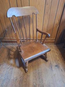 lot 4 image: VERY Nice Childrens Rocker
