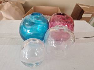 lot 11 image: Blown Glass Pieces