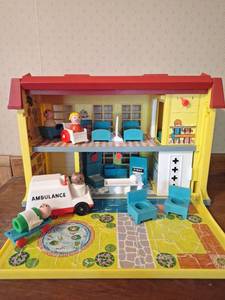 lot 36 image: Childrens Hospital #931 Vintage Fisher-Price Little People Playset  Collectors Set with Building, Privacy Screen