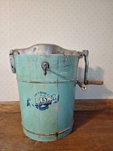 lot 41 image: Hand-Crank Ice Cream Maker