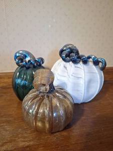 lot 42 image: Glass Pumpkin Figurines