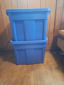 lot 47 image: Like New - Rubbermaid 18 Gallon Storage ContainersTotes