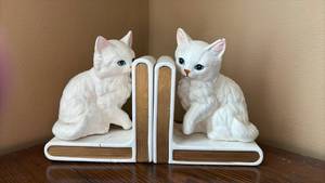 lot 57 image: Lefton Porcelain White Cat Bookends