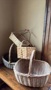 lot 69 image: Grapevine & Wire Handled and Other Baskets