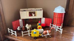 lot 72 image: 1967 Vintage Fisher-Price Family Farm Playset with Barn, Silo, Animals and Figures Still Moos when you open the Barn Doors