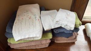 lot 78 image: Large Soft Bath Towels and Hand Towels Lot Danica, Martha Stewart and Wamsutta Brands