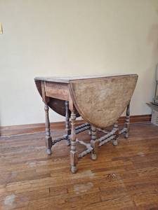 lot 104 image: Drop Leaf Table with Turned Spindle Legs - 54 Long When Open