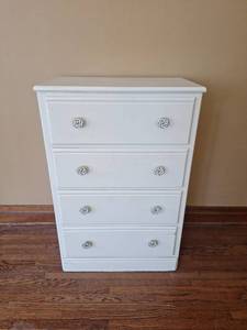lot 108 image: White 4-Drawer Chest - Good Drawers