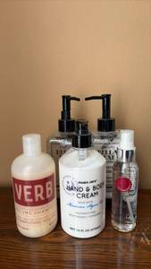 lot 114 image: Bella Luxe White Rose Hand Wash & Lotion Duo Set 510ml 17.25 fl oz and Other Luxurious Body Products