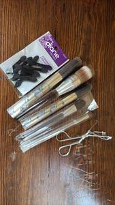 lot 144 image: Clinique Cosmetics Makeup Brushes and Other Makeup Tools
