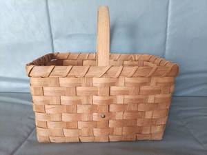 lot 1000 image: Large Weave Basket
