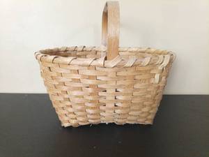 lot 1001 image: Large Weave Basket with Pinecones