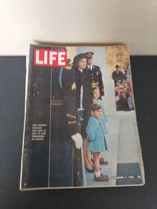 lot 1006 image: Vintage Magazine Bundle