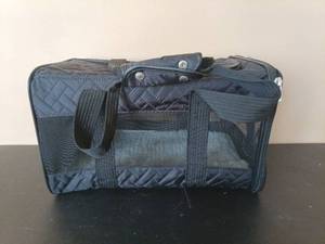 lot 1007 image: Small Pet Carrier
