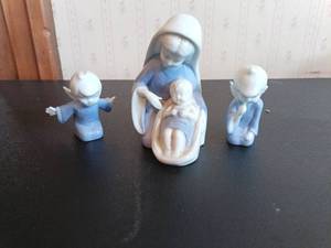 lot 1030 image: Porcelain Blue Nativity