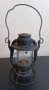 lot 1032 image: Dietz Vesta railroad lantern, often used by railway brakemen in the early 20th century.